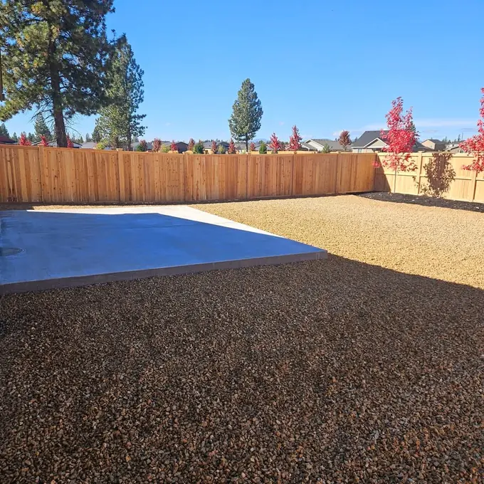 Open-yard privacy fence